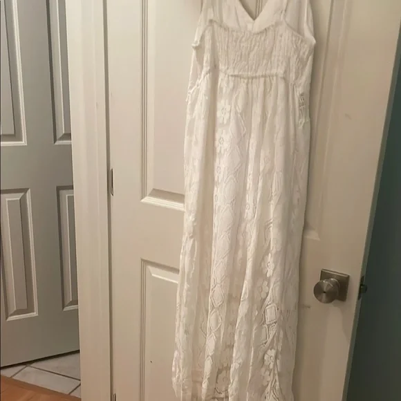 Elegant White Lace Dress - Picture 3 of 4